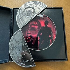 Star Wars Rogue One Jumbo Trading Pin New in Box

Authentic Disney Trading Pin